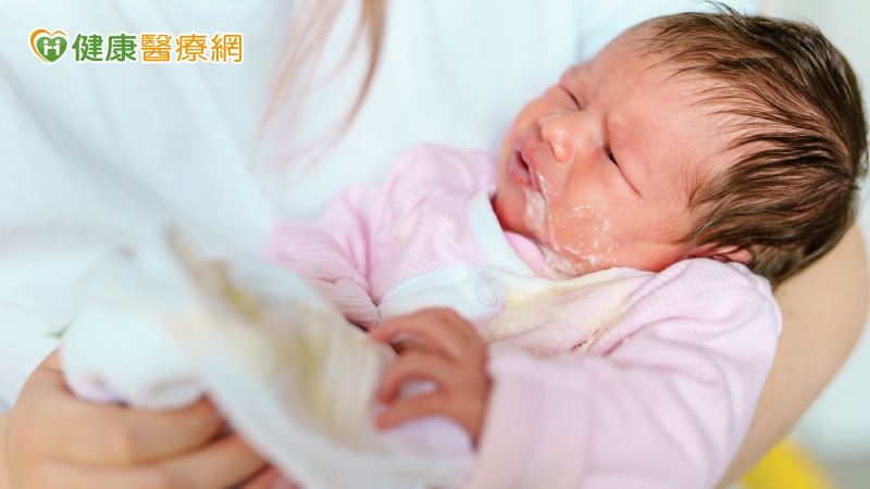 「幽門」是胃的出口，奶水在胃中初步消化後需經過幽門進入十二指腸再繼續消化。若幽門的肌肉層肥厚，就會造成通道狹窄、奶水堆積，進而嘔吐。