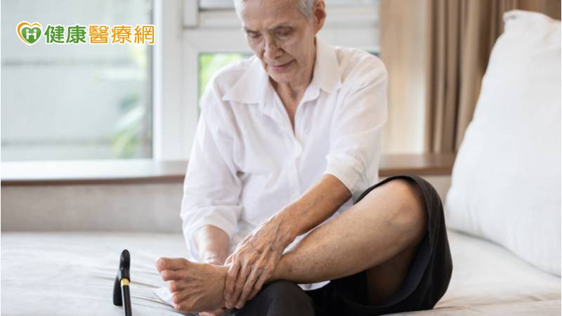 70歲陳阿嬤本身就有雙側扁平足問題，但長期下來也相安無事，即使有症狀也不嚴重。未料在一次車禍中傷到右足部，自此以後疼痛加劇無法緩解，導致無法行走，只好以輪椅代步，因疼痛關係甚至還影響到睡眠，止痛藥和注射治療都嘗試過但仍舊無法解決疼痛問題，直到就醫接受足踝關節融合手術，阿嬤術後疼痛感大大減少許多，總算可以把枴杖跟輪椅收好保存。