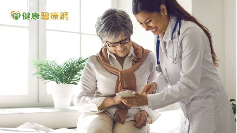 中央健康保險署今年將推動3千多家居家醫療團隊加入試辦虛擬健保卡計畫服務，將實體健保卡數位化，民眾透過手機出示QR Code，就可以進行看診程序。