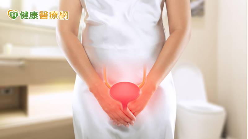 57歲林女士近來飽受泌尿道感染所苦，尤其如廁時馬桶「滿江紅」，嚇得趕緊赴醫檢查，發現右側腎臟竟出現長達6公分的鹿角狀結石，肌酸酐數值也偏高，若不及時處理，恐影響腎功能，經醫師同時使用軟式輸尿管鏡和經皮穿腎內視鏡雙管齊下，成功打碎結石，術後腎功能恢復正常，終讓林女士大鬆一口氣。