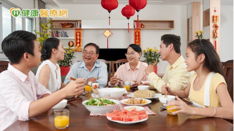 年節將至，少不了大魚大肉等豐富年菜，尤其受到疫情波及，更讓大家珍惜與家人團聚的時光，不過面對年菜的誘惑，就怕一不小心就吃過量！衛生福利部樂生療養院營養師蔡雅禎指出，年節期間想要吃得開心又安心，可把握預先規劃行程、我的餐盤挑選原則、餐間點心要適量以及份量控制來幫忙等幾個原則，才能健康過好年。