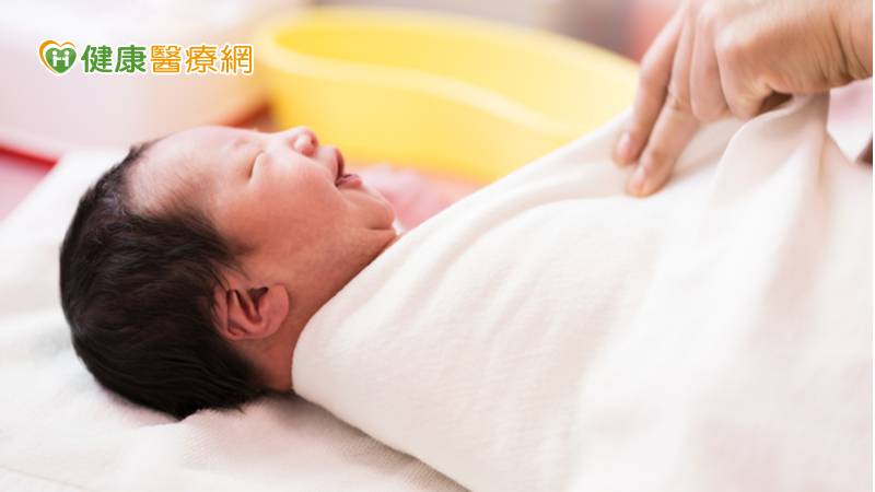 襁褓寶寶的方式不可大意，以免增加寶寶未來髖關節脫臼手術的機率！根據林口長庚醫院兒童骨科最新研究發現，嬰兒出生到四個月是髖關節的快速發育期，這段期間若大腿被拘限在伸直或靠攏的姿勢，會妨礙發育導致脫臼，這種狀況又以冬天最常見。因此冬天出生的嬰兒髖關節脫臼手術發生率，要比夏天出生的嬰兒高出兩倍。