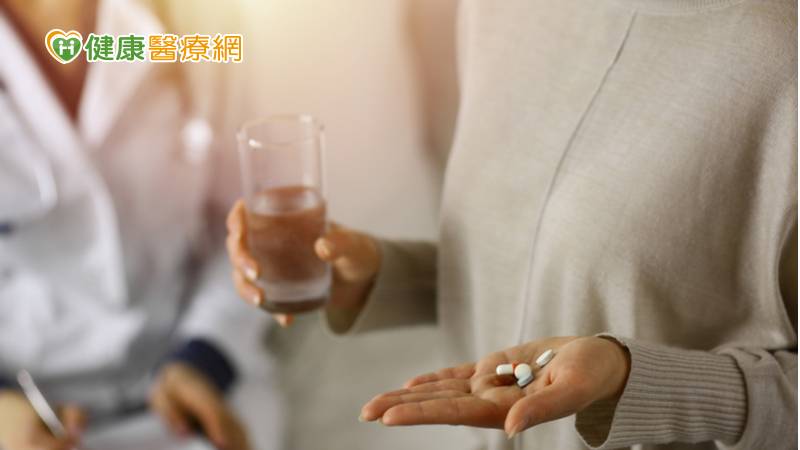 抗生素是用於消滅或抑制細菌生長的藥物，對於非細菌所造成的疾病是起不了作用的。高雄市立聯合醫院藥劑科鍾嚴毅藥師解釋，抗生素不是消炎藥！抗生素對細菌感染的病症具有療效，而消炎藥則主要是鎮痛、解熱或消除症。當身體出現發的現象時，若由細菌所引起，除消炎劑治療症狀外，亦須以抗生素去除細菌這個主因。