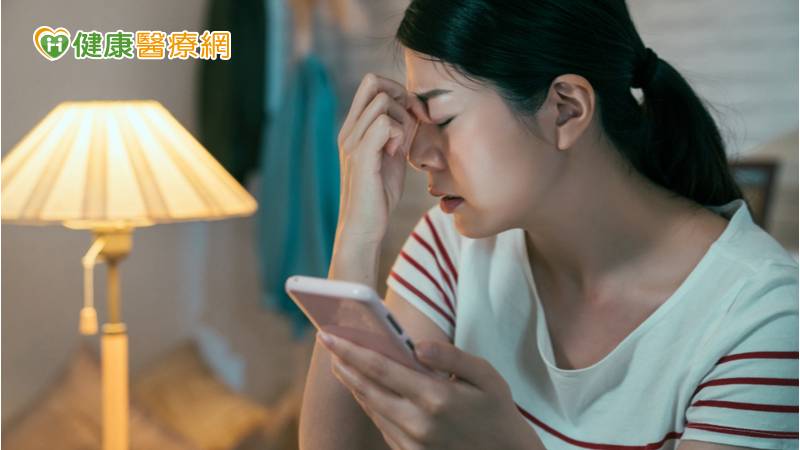 農曆新年即將來臨，很多人會趁著連假期間毋須上班上課盡情玩樂，通宵打牌、熬夜追劇、徹夜打電玩，狂歡之餘常常過度使用眼睛，造成眼睛乾澀、充血脹痛，或引發更嚴重的眼疾問題；尤其是隱形眼鏡族，往往因超時配戴導致角膜缺氧、水腫，甚至演變為角膜潰瘍。