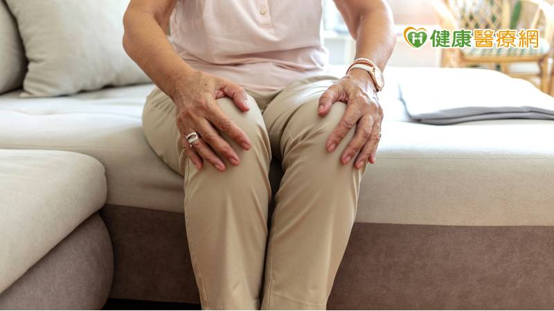 60歲的李女士罹患退化性膝關節炎已多年，雙膝疼痛導致生活品質降低，平時不敢出門，走路超過15分鐘就會開始疼痛不已，外出時無法上蹲式廁所，上下樓梯更是困難，影響她自行出門的意願。就醫接受注射玻尿酸、吃止痛藥皆無法減輕疼痛，故李女士尋求中醫幫助希望能減緩症狀。