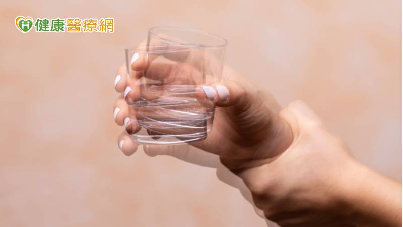 「原發性顫抖症」，是最常見的動作障礙疾病，許多病患深受此病症的困擾，而嚴重的顫抖症會影響日常生活，甚至無法順利執行刷牙、使用筷子湯匙等簡單動作，且對於平常社交生活也造成了很大的壓力，例如：重要餐會場合、和朋友聚會，手拿起杯子時卻顫抖不已，此情景著實令人尷尬萬分；有些則因為顫抖影響了工作，同時造成了經濟上的負擔。