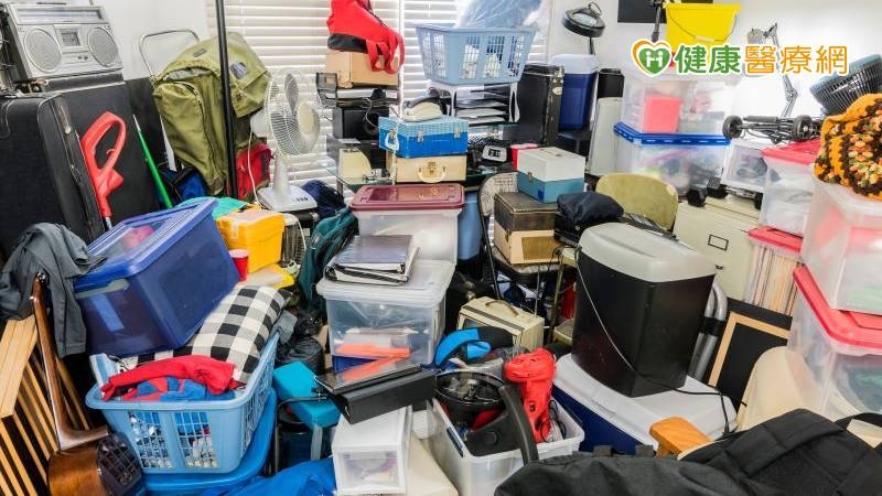 門諾醫院身心科醫師鍾德表示，最新版的美國精神疾病診斷手冊第五版（DSM-5），已新增儲物症為診斷項目。其特徵為：丟棄困難、充滿雜物或凌亂、過度獲取、缺乏自覺等