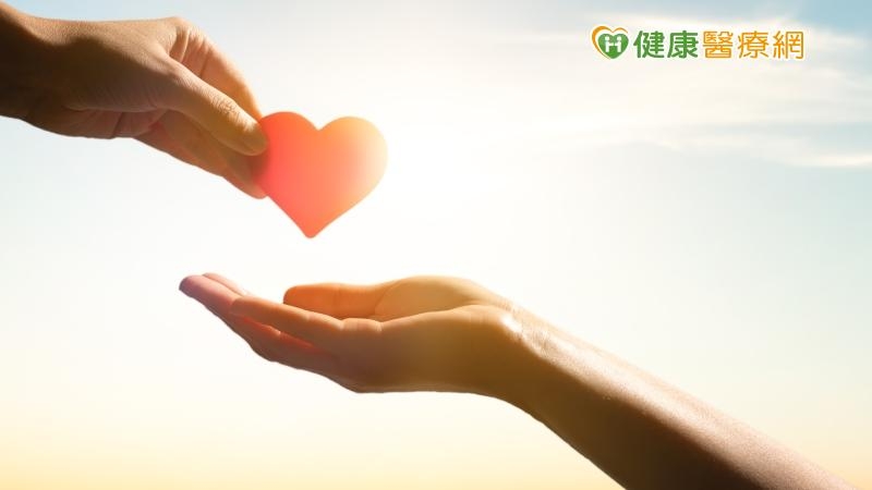 財團法人罕見疾病基金會主要提供病友就醫、就學、就業及安養等層面的需求滿足，內容包含病友的相關經濟補助（醫療、生活急難、安養補助等），以及遺傳及營養諮詢、病家訪視與關懷、生育關懷、校園暨大眾宣導、休閒活動體驗、文藝課程等不同的方案協助。