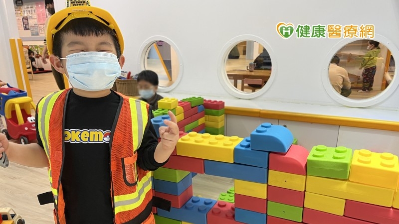 兒福聯盟於今年（2022）公布〈育兒現況暨疫情後親子遊戲趨勢調查〉調查顯示，有超過一半的家長會感到「挫折（56%）、壓力大（53.6%）」，而造成育兒壓力的原因不一定是「孩子難帶」，大多是因為家長還沒做好調適準備。