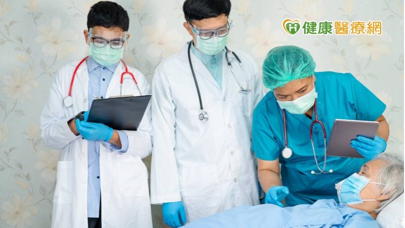 COVID-19常見症狀有胸悶喘咳等呼吸道症狀，另有極易倦怠，疼痛或肌肉痛，頭痛或周邊肢體麻木，掉髮或皮膚出疹。有些患者會出現「腦霧」，即無法專心，認知功能異常，暈眩等。