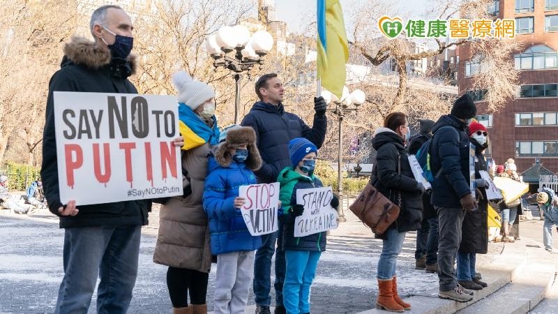 戰爭，其實是一種衝突的表現，和孩子討論該如何處理「衝突」。不過在討論人際衝突的前提，要先奠基於情緒跟身心自我照顧之上，再去談關係的處理。