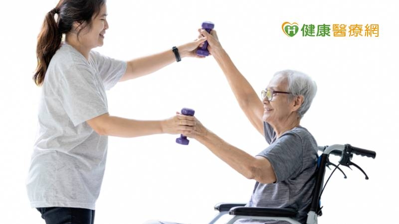 嘉義慈濟診所特別成立「活齡運動中心」，結合醫療與健身功能，透過完善設備與一對一教練協助下，幫助長者守護自己健康。