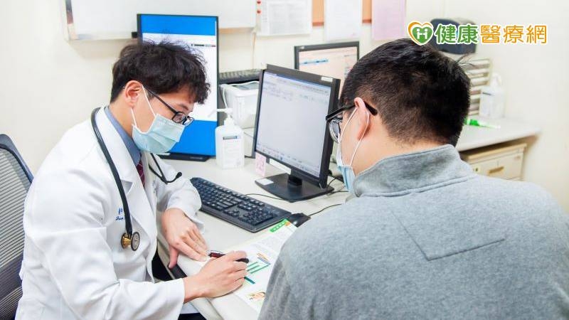 「原發性高血壓」就和大人常見的高血壓一樣是很多因素造成的，像是遺傳、飲食習慣、鹽分攝取過多、壓力、體重過重、缺乏運動等。