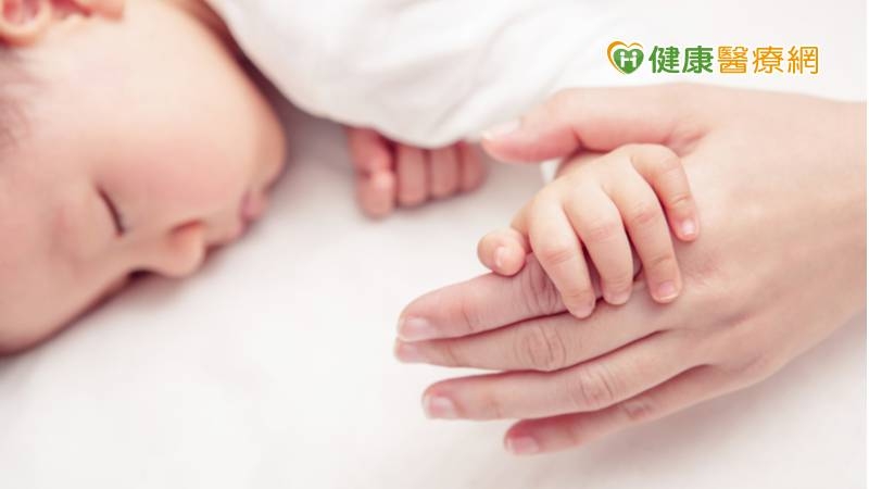 寶寶的「固定睡眠時間」成為關鍵，能幫助爸媽能夠在寶寶睡著後擁有自己時間，除了創造「睡眠友善」且一致的環境，像是將白光調整成黃光、播放睡前音樂等方式，也可以鼓勵寶寶獨自睡覺，提早進行練習，就能避免寶寶難面對分離焦慮的情況。