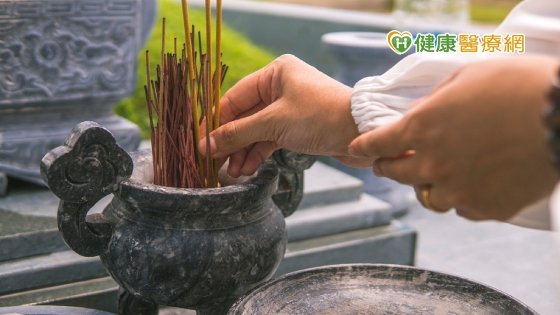 近期疫情升溫，呼籲民眾分流祭祖掃墓，勿集中於清明節當日，另各地納骨塔須採總量分流管制，並於戶外搭棚祭拜；宗教繞境方面，所有參與繞境活動者均須接種3劑疫苗方可參加。