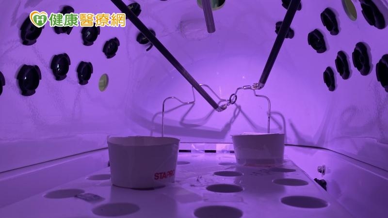為減少民眾對於達文西手術不必要的擔憂，全球微創醫療技術龍頭公司前幾年亦曾推動全台「達文西機械手臂行動體驗車」活動，讓大朋友、小朋友有機會能夠實際操作達文西機械手臂。（圖／達文西手術模擬操作示意圖）