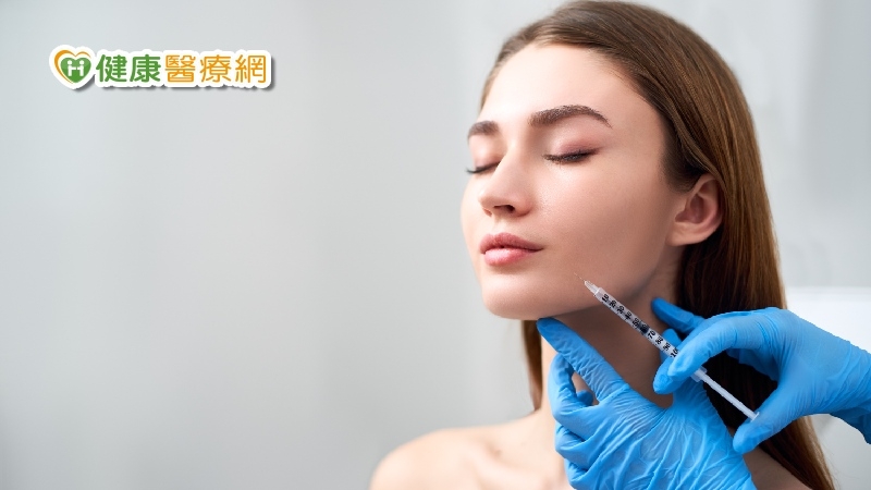 肉毒桿菌素多年以來已經被廣泛用於相當多的醫學美容用途，主要包含治療動態皺紋，調整肌肉線條，以及改善皮膚多汗症等運用。