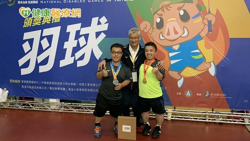 林口師大體育組組長的鄭元龍老師（中）可以說是身障羽球國手熊孝元（左）的羽球啟蒙恩師，幫助許多在人生旅程上徬徨的身心障礙者找回人生價值。（圖右為熊孝元的羽球戰友–陳羿穎）