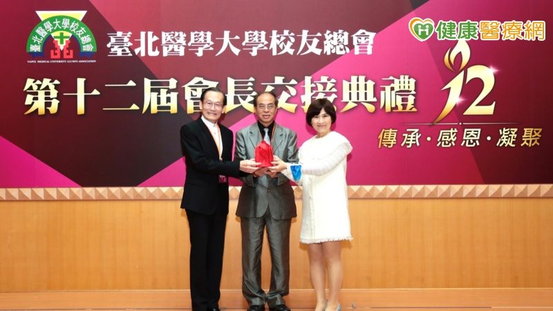 臺北醫學大學校友總會舉辦第十二屆理事長李靜蘭(右)將傳承前任理事長杜元坤的理念，持續發揚北醫「學好做人方做醫」的拇山精神。(臺北醫學大學校友總會提供)