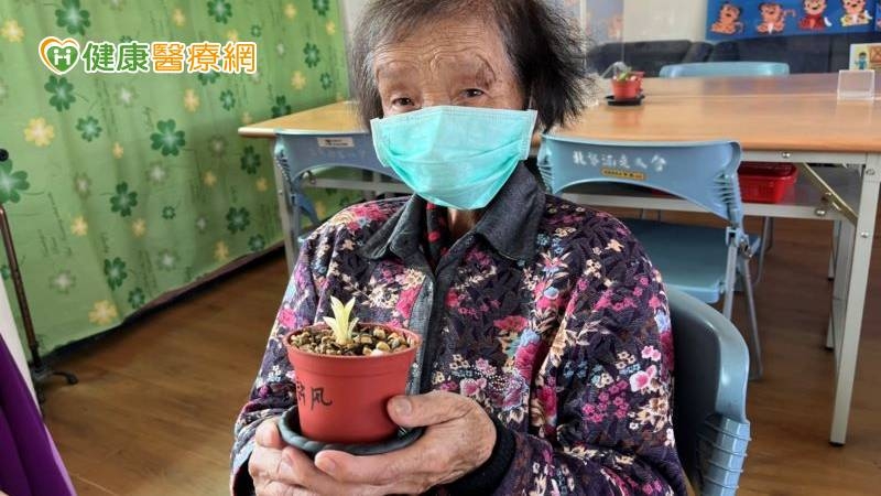衛生福利部草屯療養院附設南投縣公立社區長照機（日照中心）特別辦理「療癒系解憂～多肉植物栽種」，讓中心長者盡情享受多肉所帶來的 「小確幸」。