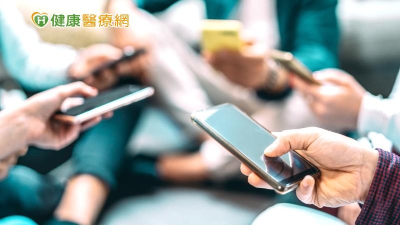 臨床心理學家艾瑪‧赫本（Emma Hepburn）博士說：「當人們想弄清楚一件事情，常常是尋找更多關於它的資訊，然而要注意地是，一再吸取過多無用或類似的資訊反而會更摸不著頭緒，而且這種思緒混亂常是不可逆的。」