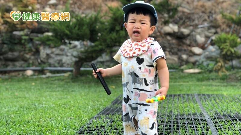 當孩子總用哭鬧作唯一表達方式時，家長不妨可嘗試創造讓孩子表現及練習的機會，而非默許、容許及最後妥協。