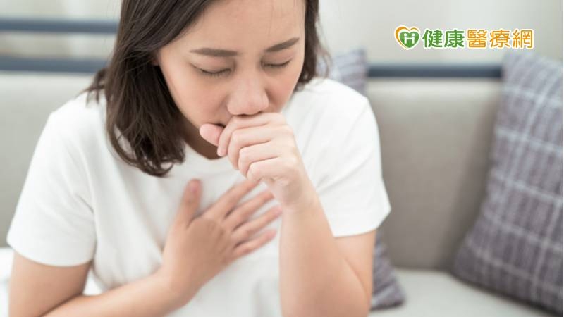 中華民國防癆協會余明治理事長分享，因結核病與 COVID-19同樣為呼吸道傳染病，且在發病初期難與 COVID-19做區別，需透過檢驗才能助於確認區分。