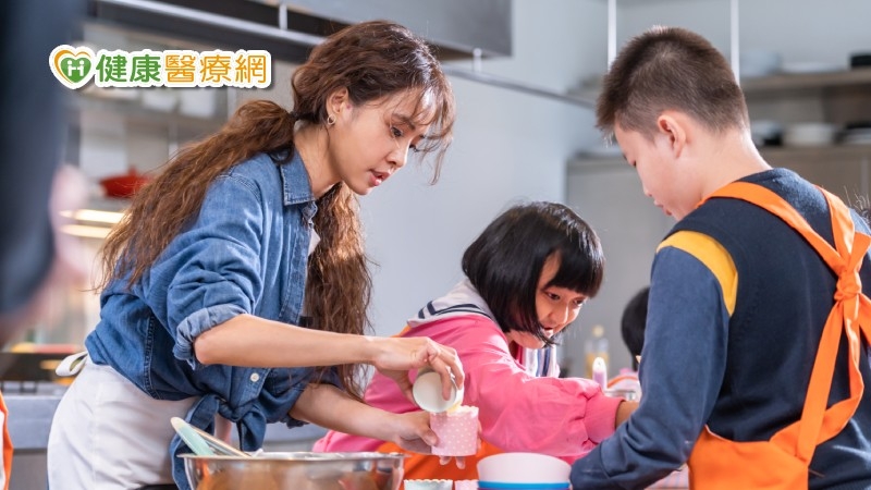 罕見疾病基金會自2002年開始推展罕病校園宣導服務，截至2021年已辦理近千場的宣導活動，協助孩子順利進入校園。