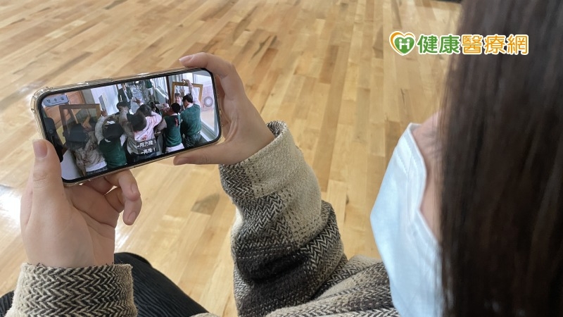 血淋淋的喪屍打鬥畫面，是許多民眾喜愛的劇情。（圖：萬芳醫院提供）