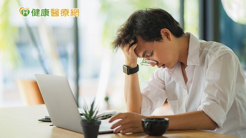 相信每個人都有過以下類似的經驗，考試前臨時抱佛腳，成功低空飛過；工作的結案期限快到了，生產力卻大幅提升，終於在最後關頭完成工作，每當這種時候，你是否總是埋怨自己：「為什麼就不能早一點拿出像現在這樣的幹勁？」有時間限制的工作，往往能夠帶來典型的壓力狀態，隨著壓力升高，雖然會感到痛苦，但大腦的專注力及資訊處理能力也會相對提升，使得整體的工作效能大幅上揚。