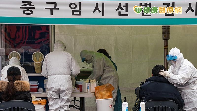 今（2022）年1月南韓境內幾無BA.2變異株確診案例，但在短短三個月間，現佔比已達41%，台灣大學公共衛生學院陳秀熙教授強調：「BA.2已成全球主流病毒株，台灣也不例外，但我們不會步上南韓後塵。」