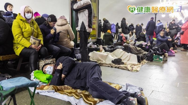 近期所掀起的俄烏戰爭，除了戰爭對民生的影響外，防疫也是俄羅斯與烏克蘭兩國的隱憂，目前兩國的確診人數仍屬高峰。