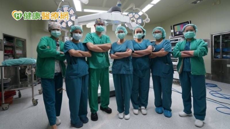 林季瑤醫師表示，不同於腹腔鏡手術是平面視野，器械角度受限，達文西手術立體影像傳導，同步模擬手術醫師手腕指動作，猶如將醫師的雙手縮小後送入腹骨盆腔深處手術。器械角度的幅度和靈活度、切工精細度更勝內視鏡。