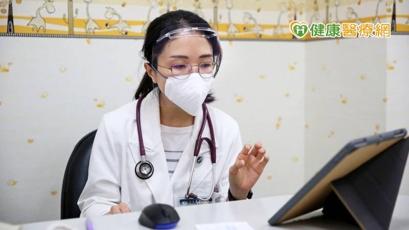 在加強型防疫旅館的住民只要向護理師提出需求，醫事室團隊就會即時啟動視訊來看診，讓他們在隔離期間，也能順利就醫，不僅身體可以得到照顧，焦慮的心還能安定下來。