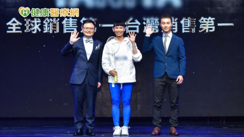 世界球后戴資穎剛結束全英賽事後返台，今（15）日即出席身體組成分析全球知名品牌的活動記者會，目前以108,800分高居世界第一，球后週數累積至211週的小戴，分享使用體組成計後對自己身體組成的評鑑。