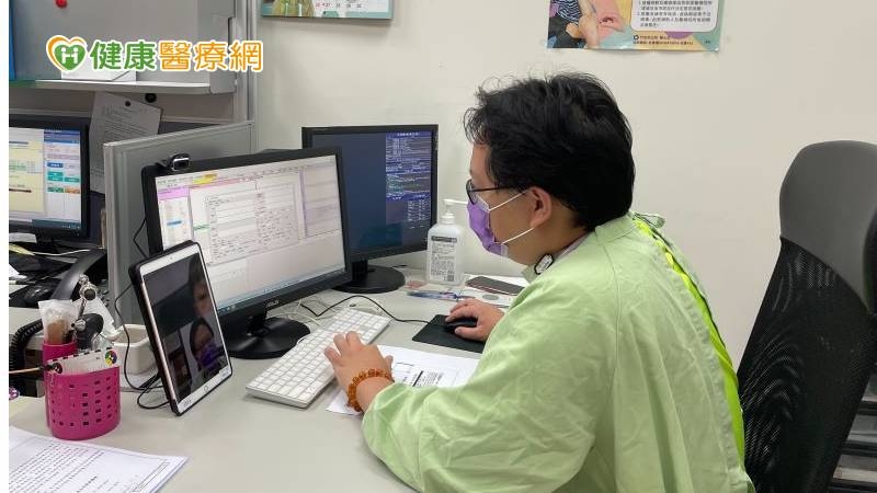 小兒部陳麒年醫師與居家照護個案進行視訊診療。