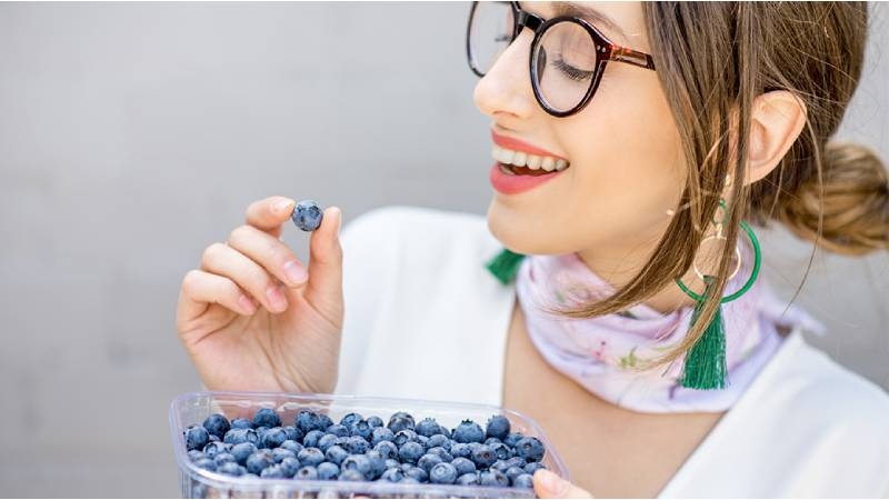 哈佛營養精神病學家Uma Naidoo為了幫助自己的大腦保持敏銳和健康長壽，她每天早上必吃一樣超級食物，那就是「藍莓」。圖片取自:（示意圖123rf）