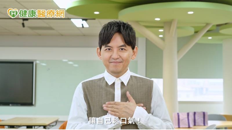 黃子佼與董氏基金會共同關懷青少年心理健康，特別拍攝影片提醒，疫情之下的生活，會覺得壓力大、焦慮、甚至憂鬱，學習表達出自己的情緒，例如說出來或寫下來，藉此覺察想法，有助於釐清自己的焦慮感受。