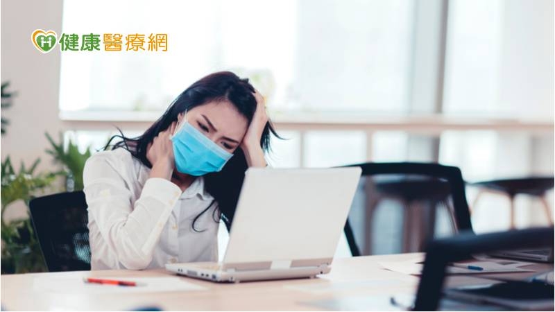 董氏基金會心理衛生中心葉雅馨主任建議，上班族可以先從本身著手改善負面情緒與促進心理健康，使用「憂鬱檢測APP」，了解並記錄每天的情緒，從中觀察自己整體情緒狀態，若發現情緒持續低落就能及時求助。