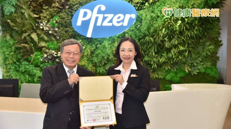 TPMMA理事長朱茂男一行人今日前往輝瑞大藥廠股份有限公司，頒發榮譽MR證書給該公司葉素秋總裁
