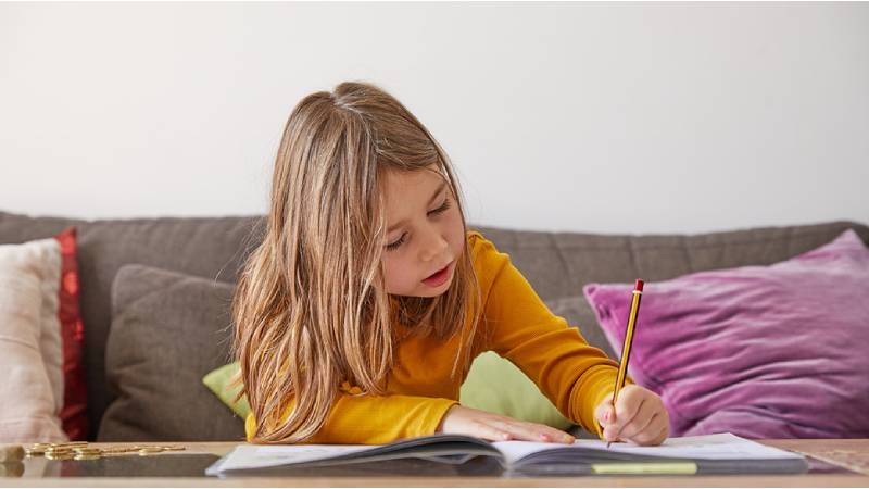 左撇子在歷史上一直常被汙名化，被視為較低等或是軟弱。過去許多左撇子的孩子被迫要使用右手寫字，被迫改用右手做事。不過，現在我們已經知道左撇子的人沒有心理或生理上的缺陷。（示意圖123rf）