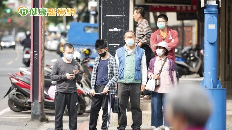 國際學者屢屢警告，新興傳染病全球疫情是人類健康之持續威脅。國際情勢顯示新冠病毒將常態存在，在全球化的今日，台灣必須有所因應。而各國防疫作為及成果取決於民眾認知、社會期許、政府承諾、以及基礎建設等。