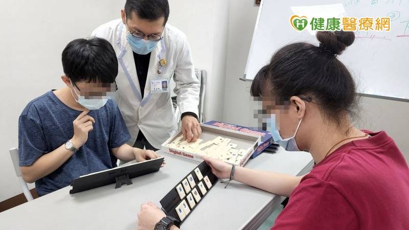 奇美醫學中心樹林院區職能治療師李宜峰利用團體衛教、桌遊、園藝、寵物輔助活動等方式，促使精神障礙病友重新找尋自我的定位、提升整體執行操作功能及培養對生命照顧的意義與反思。