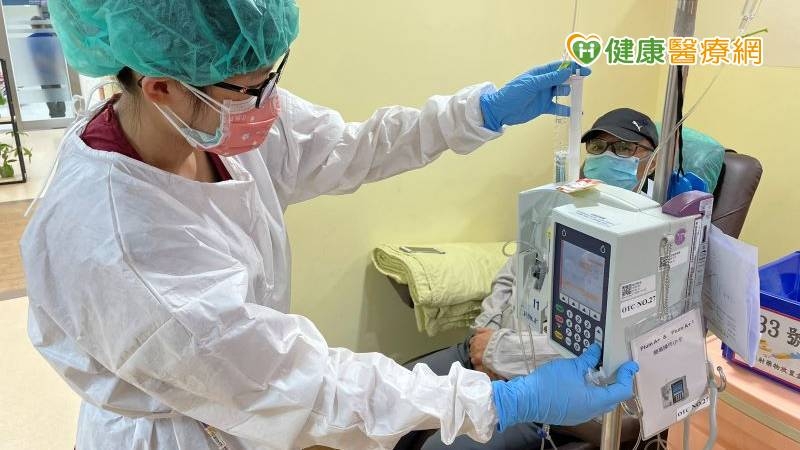 門診治療中心連結多部科的醫療成員，共同替癌症病人的安全把關，治療中心不僅可見護理師穿梭的身影，腫瘤個管師亦會至此關心病人的身心狀況，病人的需求與問題亦會即時的回饋給主責醫療團隊。