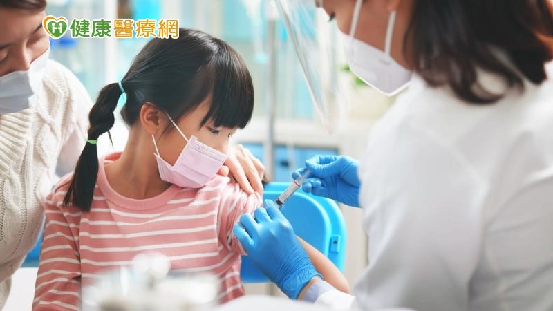 日前衛生福利部宣布，開放6到11歲兒童施打莫德納疫苗，6至11歲兒童需施打2劑，每劑0.25毫升，為成人劑量的一半，2劑施打間隔28天。預計約有120萬人符合接種資格。