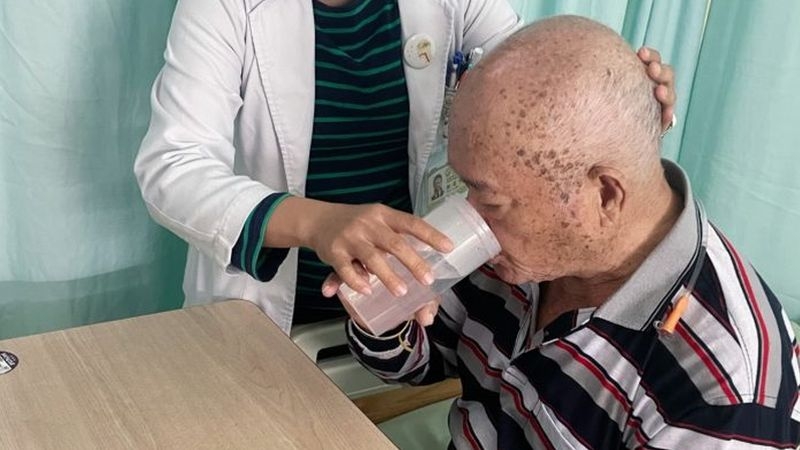 台中醫院復健科語言治療師魏君如表示，吞嚥困難喝水時上半身要坐直，稍微低頭避免仰頭，以防止嗆咳。（中華日報/記者陳金龍攝）