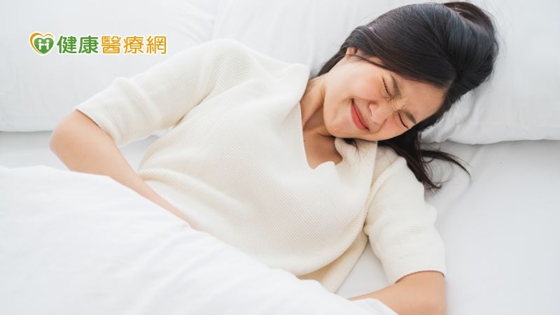 子宮內膜異位症是子宮內膜組織跑到子宮腔以外的地方，最常見症狀就是經痛，其次骨盆腔疼痛、肛門疼痛、性交疼痛等。