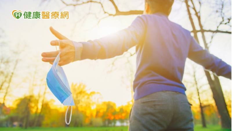 新冠病毒傳染力極強，無症狀或輕症者往往染疫仍不自知而成為隱性傳播者，此為社區感染主要來源。