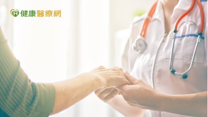 國民健康署吳昭軍署長說明，癌症資源中心除提供癌友所需的醫療輔具、康復用品（如假髮、義乳等），及衛教手冊等物質的資源外，也提供免費治療及照護衛教等諮詢服務。