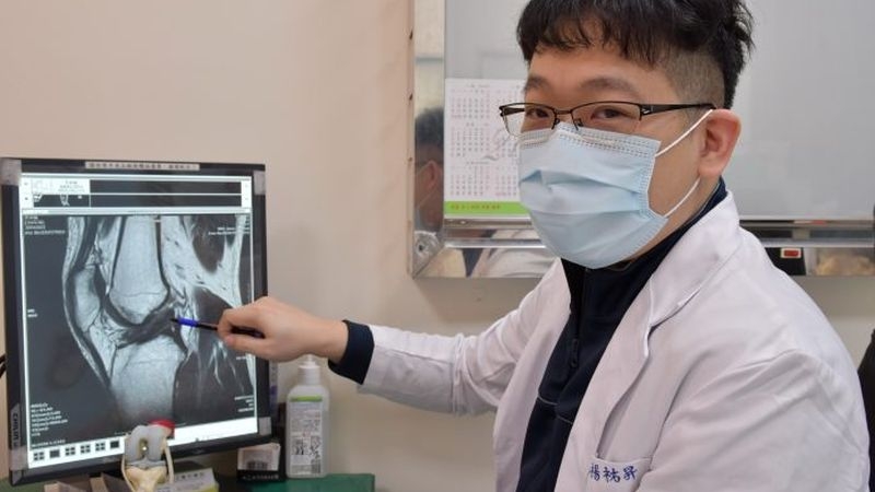 阮姓男子的膝蓋常會疼痛與軟腳無力，MRI檢查顯示前十字韌帶已有斷裂模糊的狀況。（中華日報記者陳金龍攝）